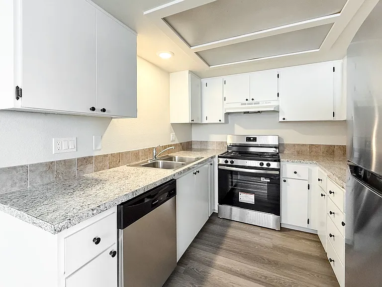 Avalon Court Apartments — Photo 7