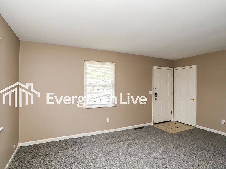 1915 Lotushill Dr — Photo 3