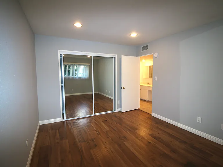 Nordhoff Apartments — Photo 10