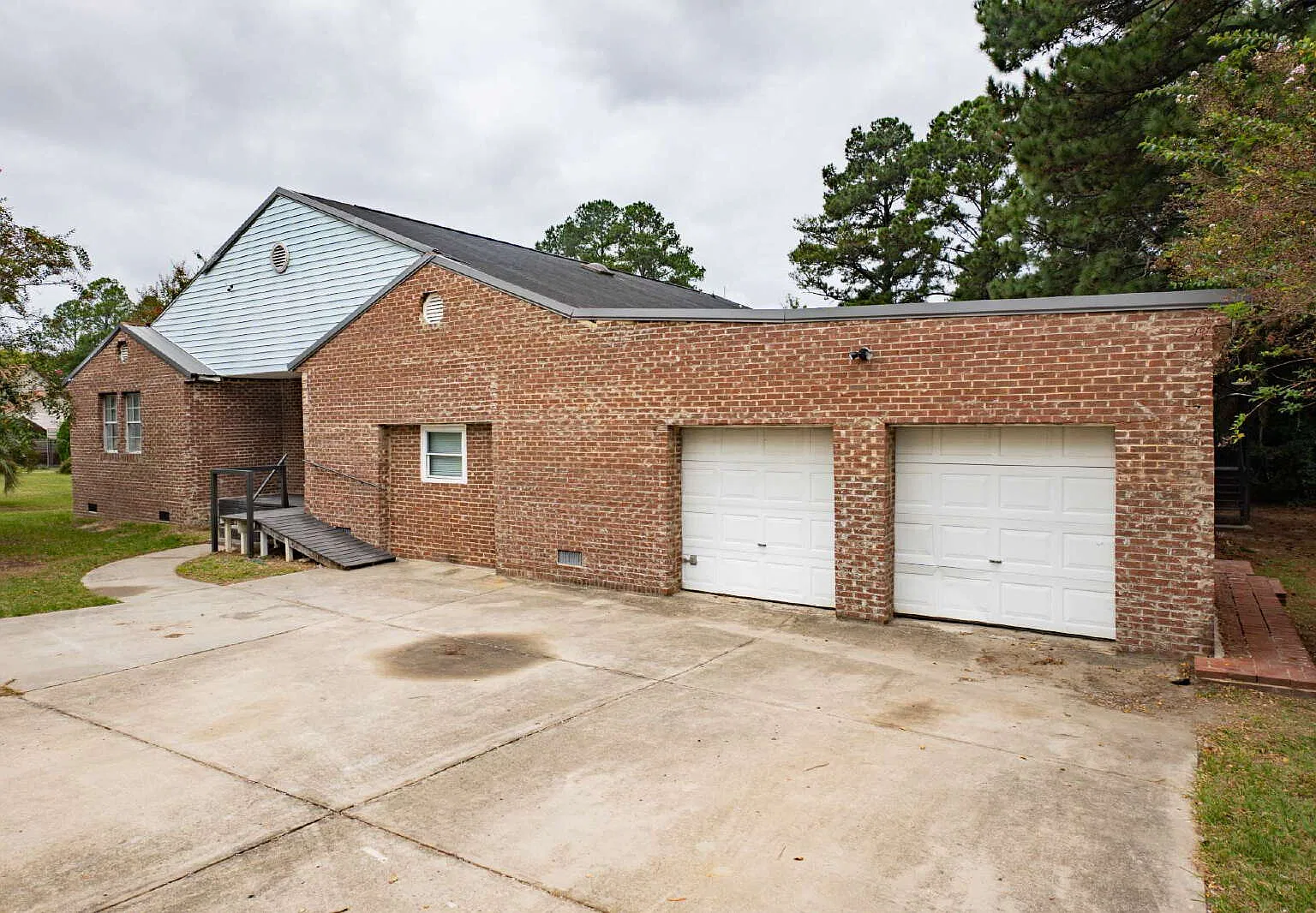 5 bed, 3.0 bath, 3000 sqft, $2,300 — Photo 2
