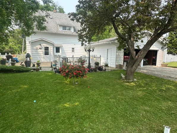 406 Roberts Ave NE, Warroad, MN 56763