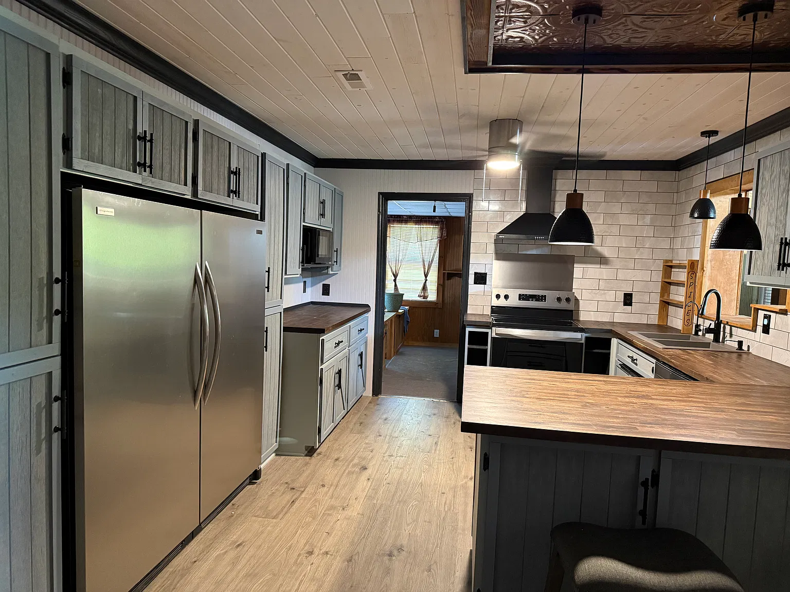5 bed, 3500 sqft, $3,100 — Photo 2