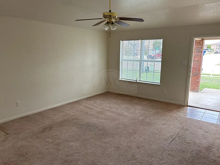 502 Primrose Dr — Photo 4