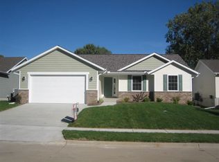 5313 Hillandale Rd, Davenport, IA 52806