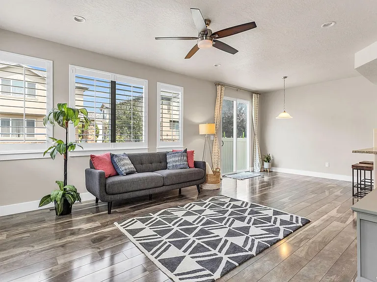 3140 W Manor View Dr — Photo 2