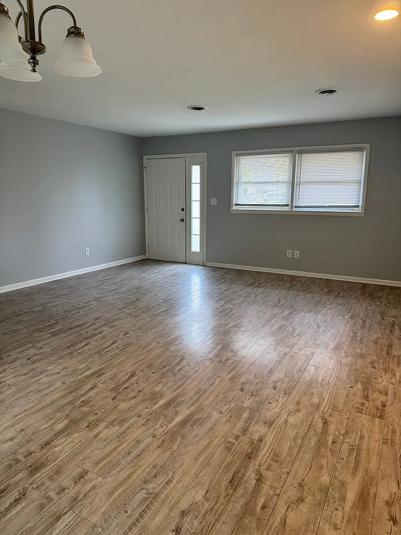 Completely Updated 3 Bed and 1 Bath — Photo 4