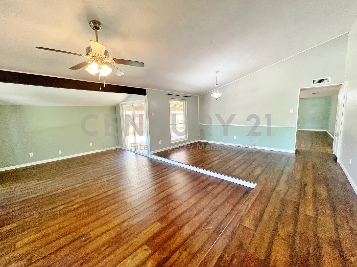 Spacious 3/2/2 in Carrollton For Rent! — Photo 2