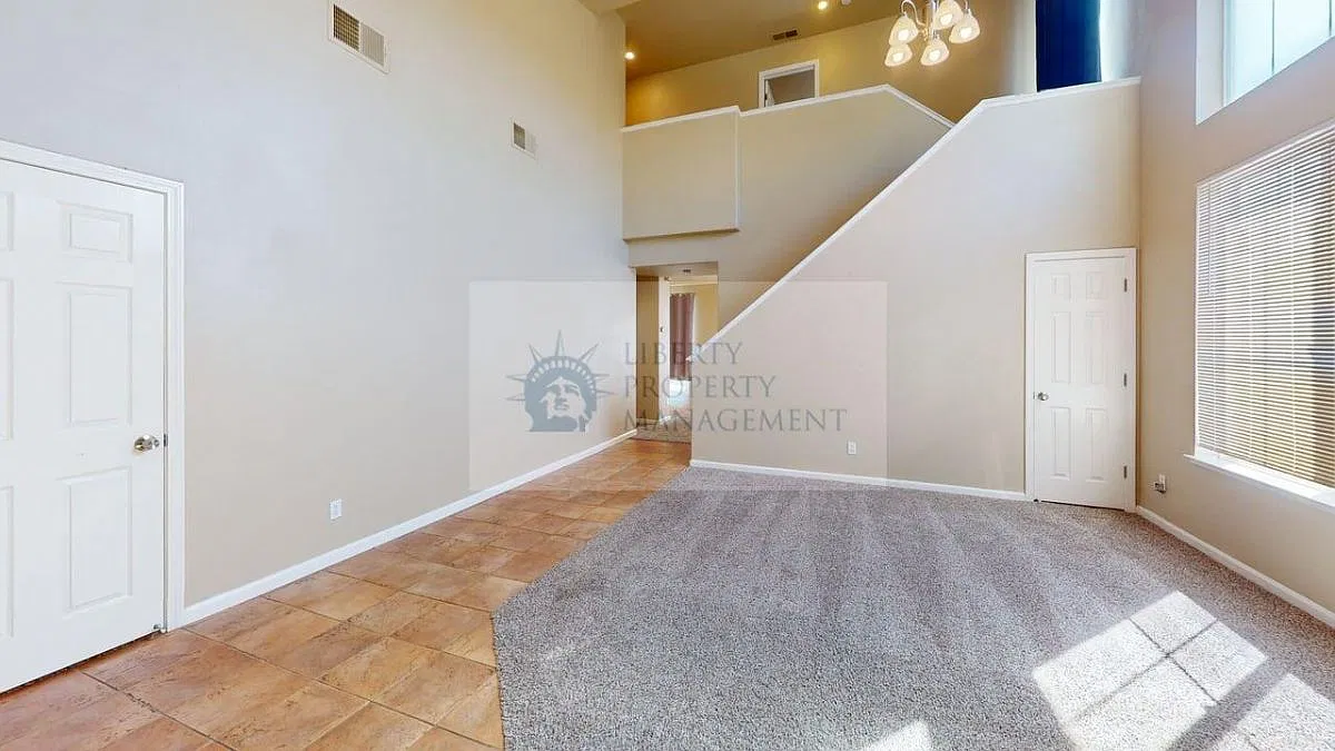 4 bed, 2210 sqft, $2,595 — Photo 2