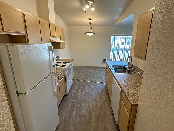 3rd image of 1938 Geary St SE #2B-2Ba-1127Sqft