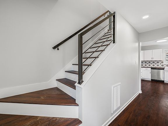 4th image of 24 Country Side Dr