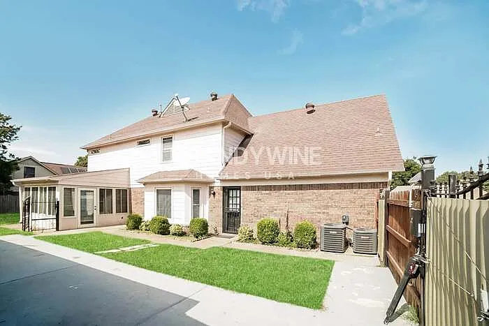 7477 Stonington Dr — Photo 14