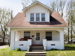 120 4th St, Charleston, IL 61920