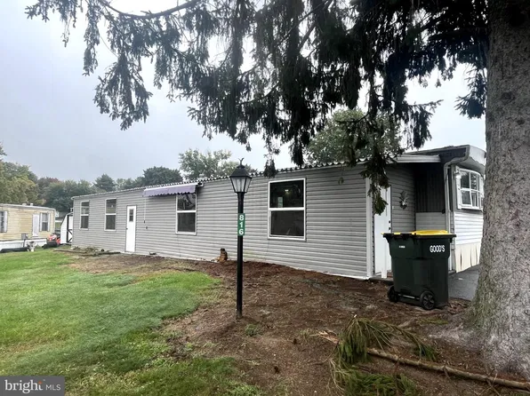 816 Marlette Cir, Mount Wolf, PA 17347