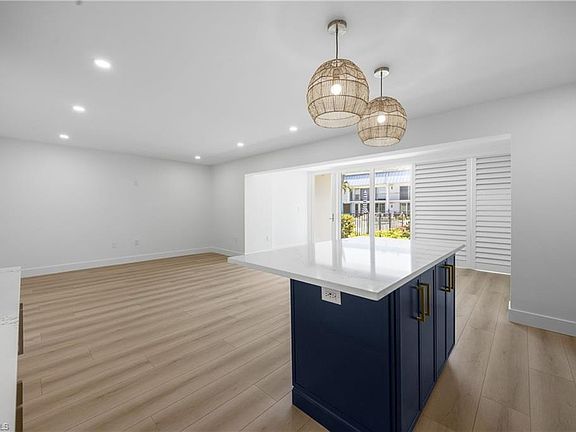 5th image of 333 Harbour DR #109
