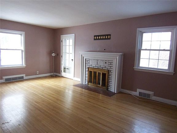 4th image of 127 W Charlotte Ave