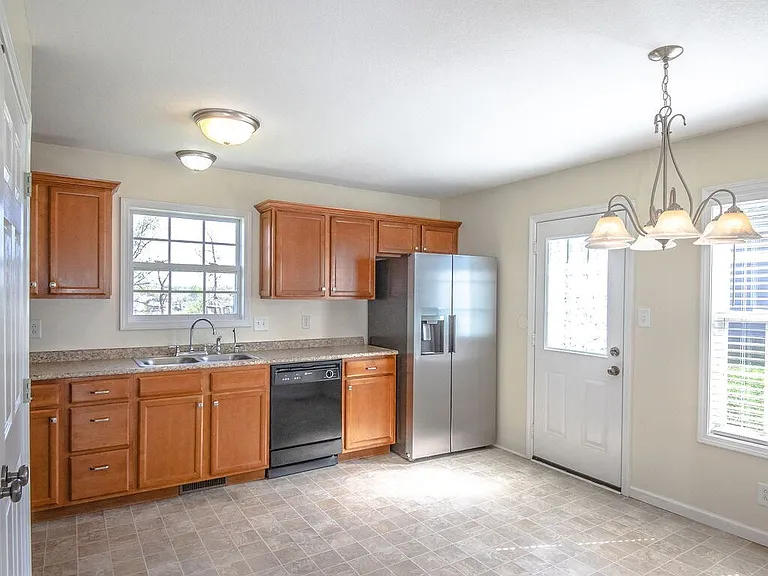 955 Russet Dr — Photo 3