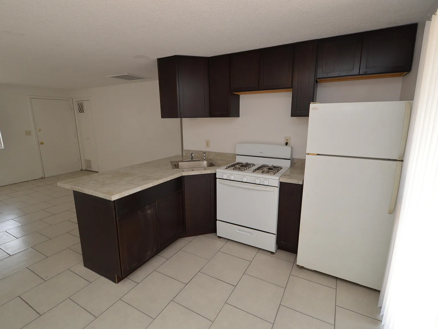 2 bed, 1.0 bath, 816 sqft, $995 — Photo 3