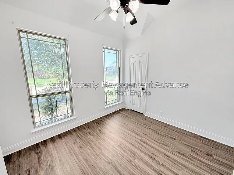 235 Burnett Dr — Photo 15