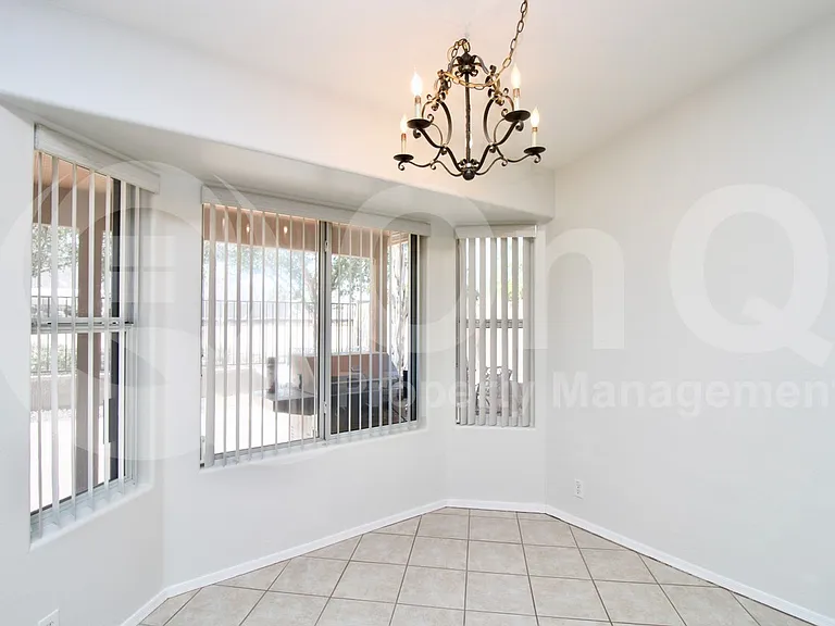 913 E Gary Ln — Photo 7