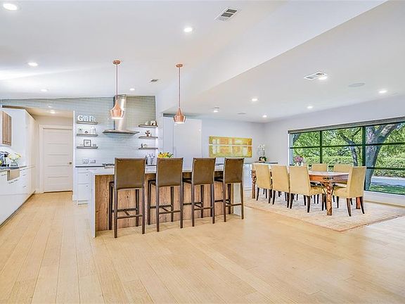 3rd image of 4816 Rollingwood Dr