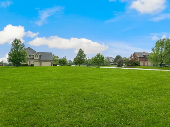 9411 N Muirfield Dr, Crystal Lake, IL 60014