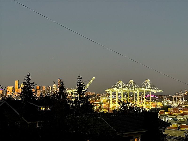 2nd image of 3128 SW Admiral Way
