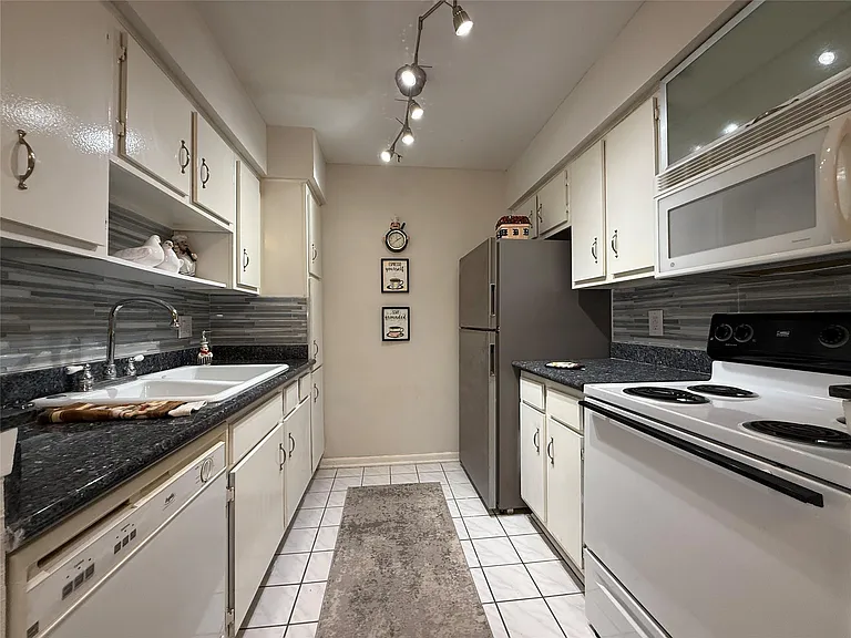 845 Augusta Dr #11 — Photo 12