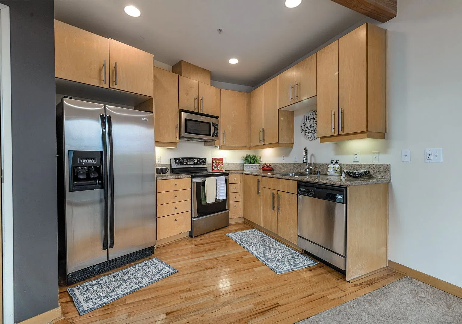 Industrial Townhouse featuring LARGE attached garage! — Photo 3