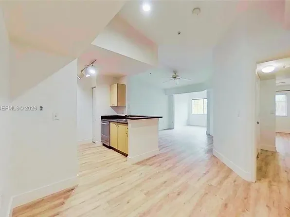 2544 Centergate Dr, Hollywood, FL