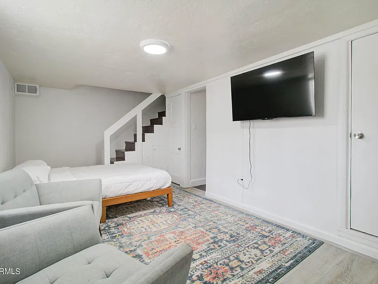 877 E Sycamore St #B — Photo 2