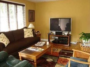 1059 Manor Ln, Bay Shore, NY 11706