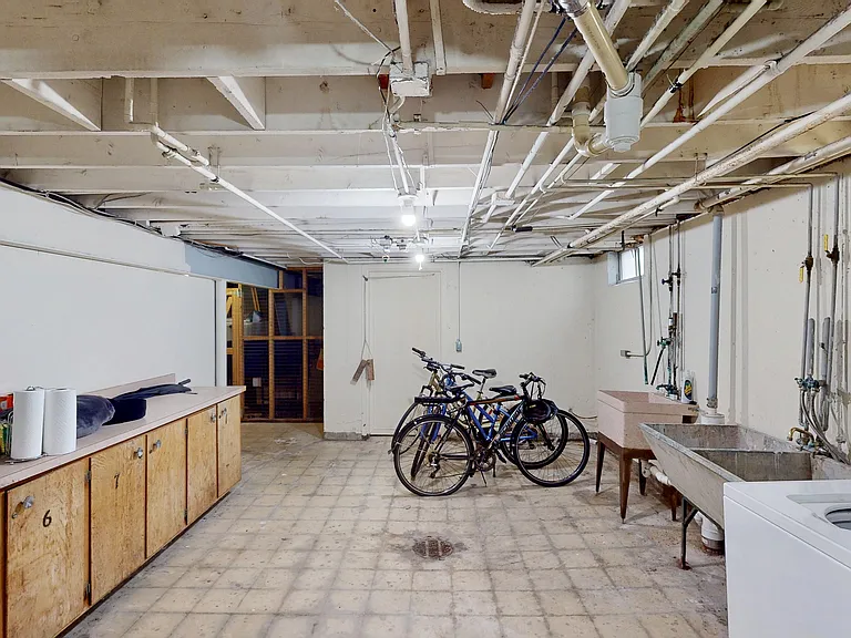 The Badger Den Apartments on University — Photo 8