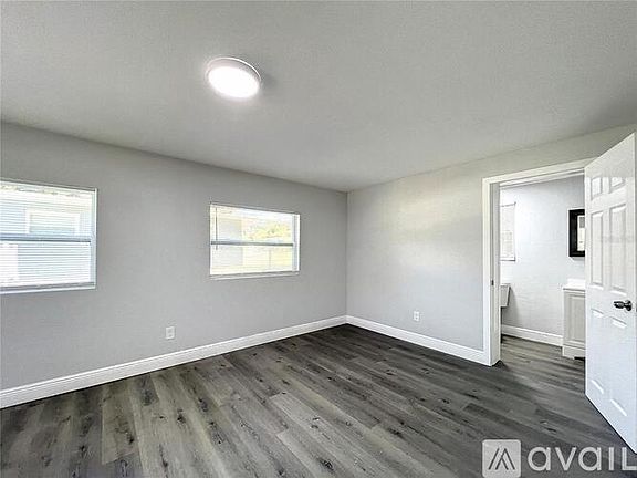 3rd image of 915 NE 13th Ave