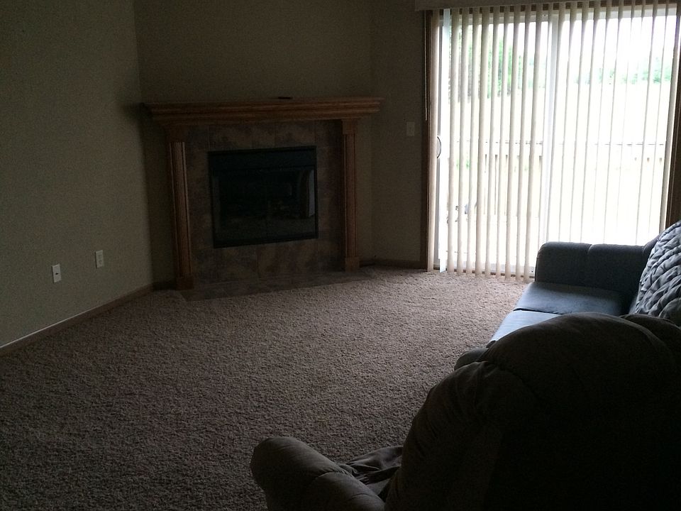 Living room w/ elec fireplace 