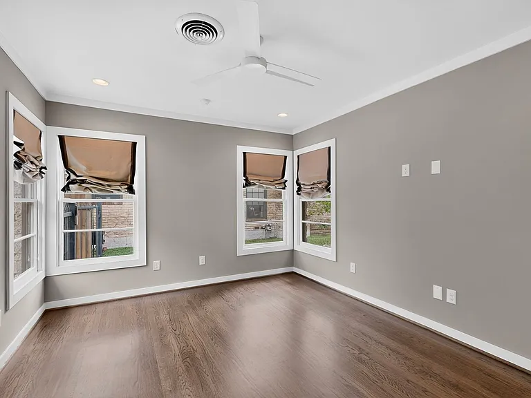 2323 Barberry Dr — Photo 30