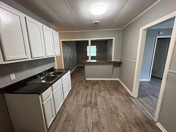 5th image of 890 Dawn Dr