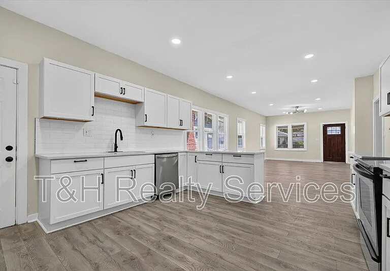 320 W 39th St — Photo 10