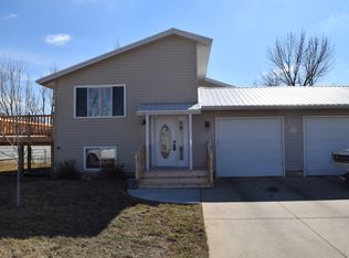809 25th St W, Dickinson, ND 58601
