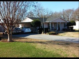 121 Strawberry Dr, Inman, SC 29349