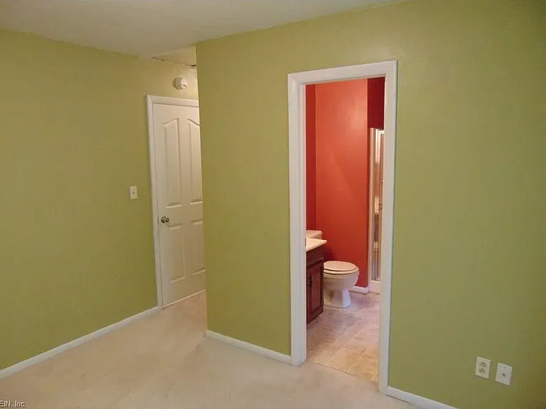 125 Wexford Dr E — Photo 1
