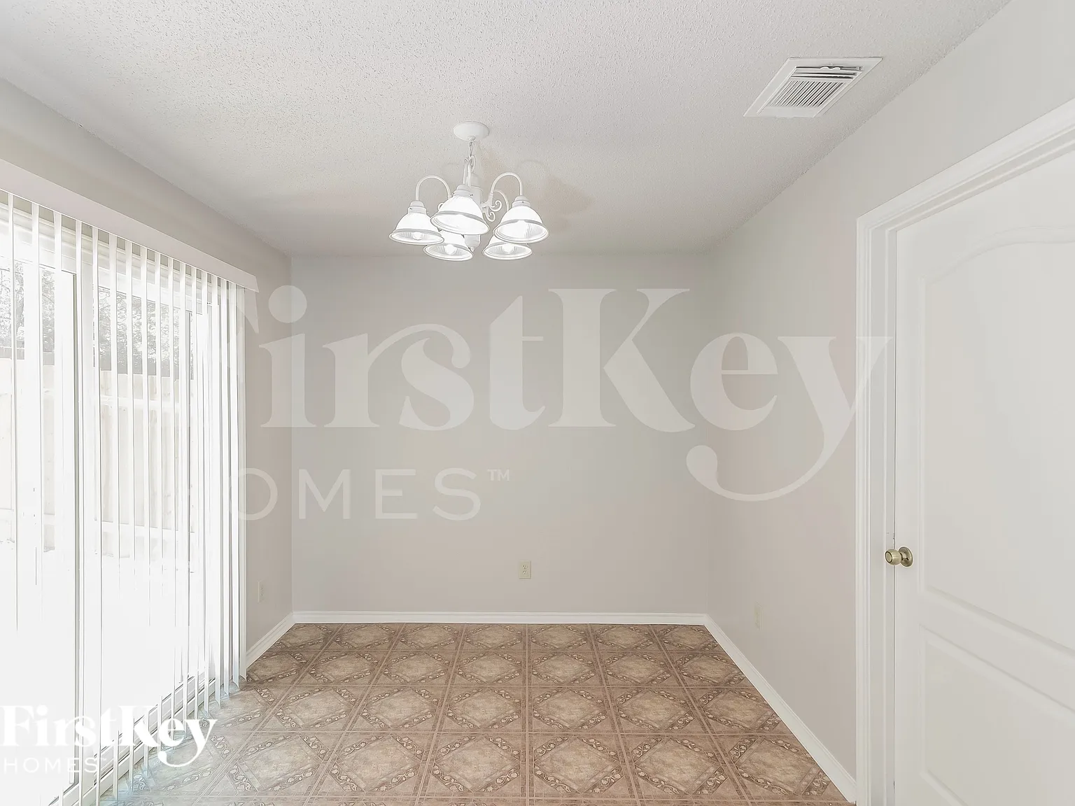 4 bed, 2.5 bath, 2334 sqft, $2,175 — Photo 4