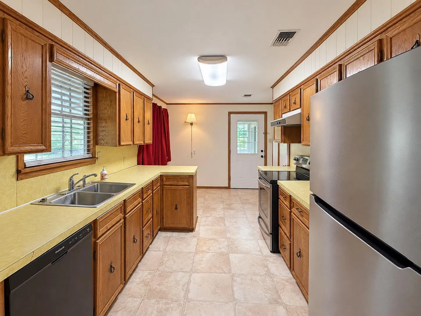 3 bed, 1.5 bath, 1424 sqft, $1,650 — Photo 2