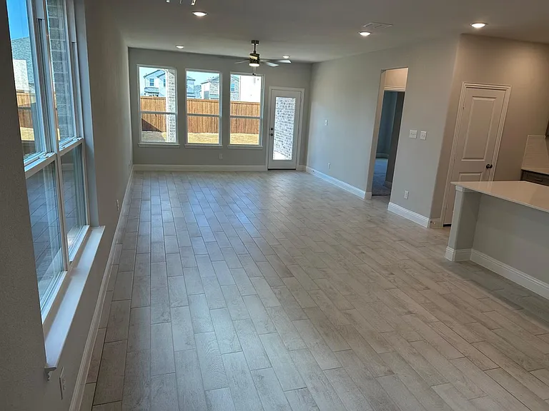 913 Amenduni Ln — Photo 28