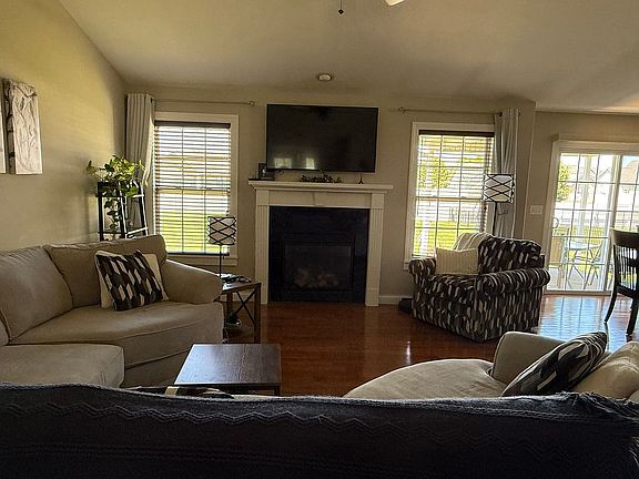 3rd image of 704 Agnes Dr