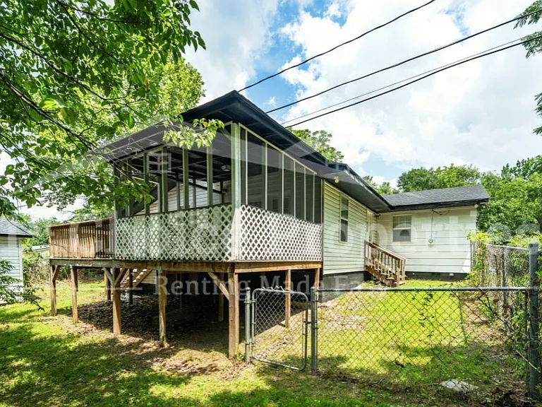 1578 Cunningham Dr — Photo 2