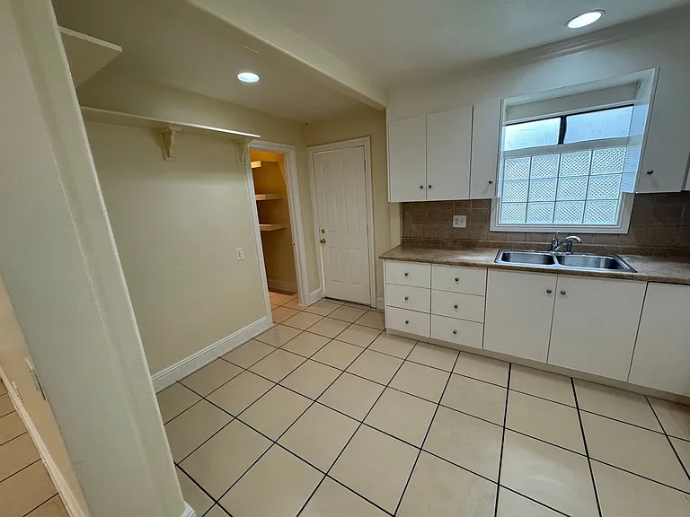 540-570 S Highland Dr — Photo 19