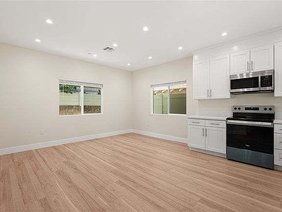 4th image of 14924 Kittridge St