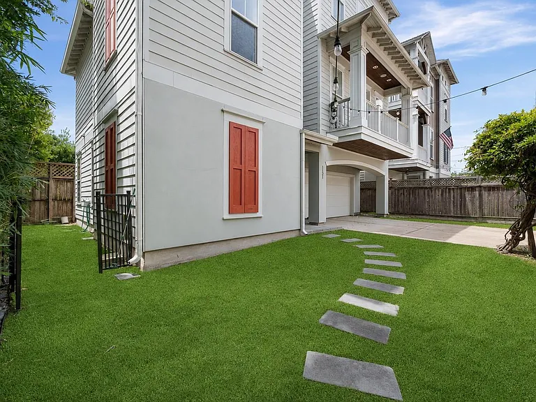 1121 Moy St — Photo 2