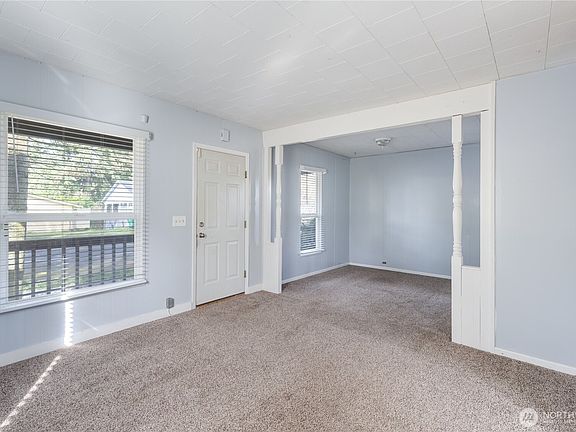 5th image of 1002 Puget Street NE