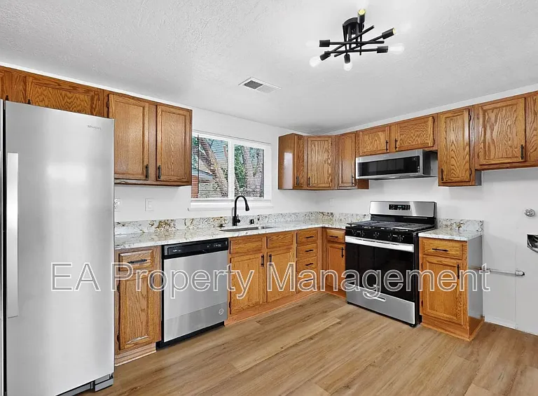 1055 Betts St NE — Photo 14